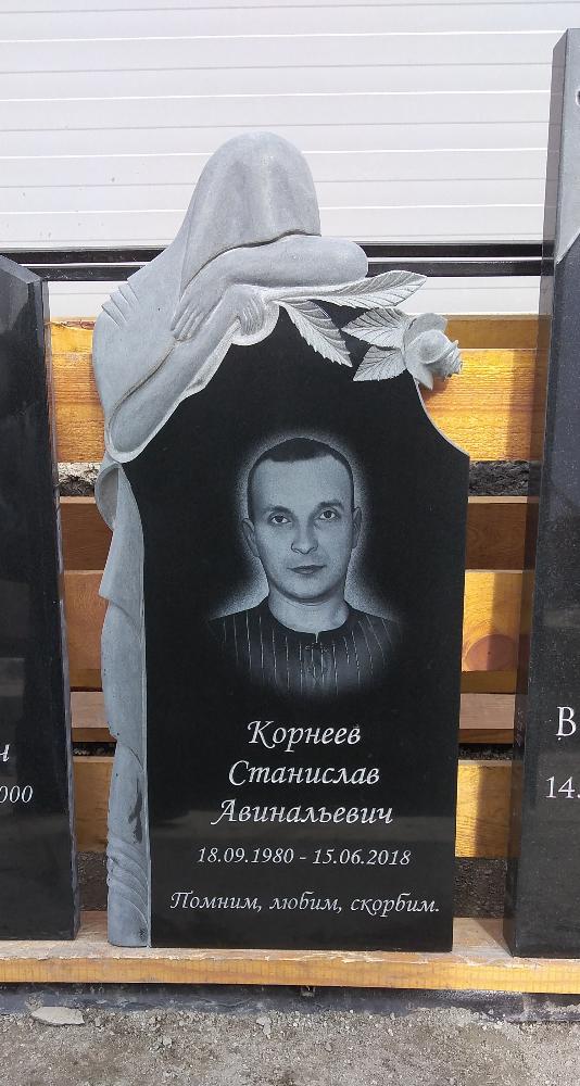 Памятник №166 из черного гранита со скорбящей — фото 6